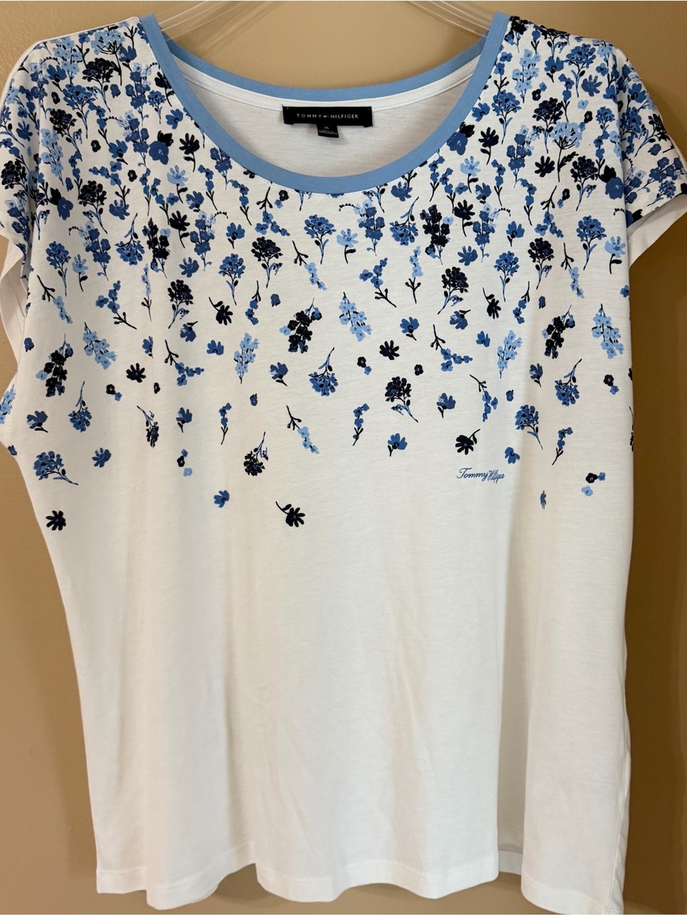 Tommy Hilfiger - Sz XL White & Blue Floral Scoop Neck Tee
